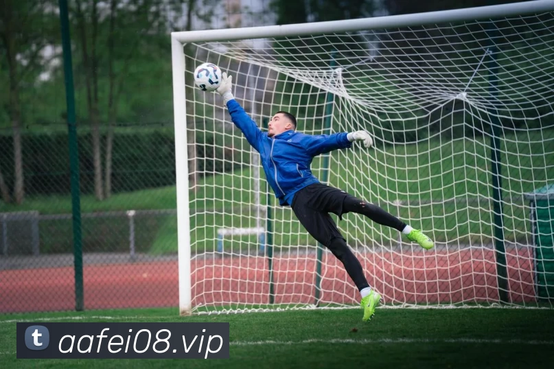 凯恩压哨救主!造点后点球绝平,77场轰80球,再创德甲纪录